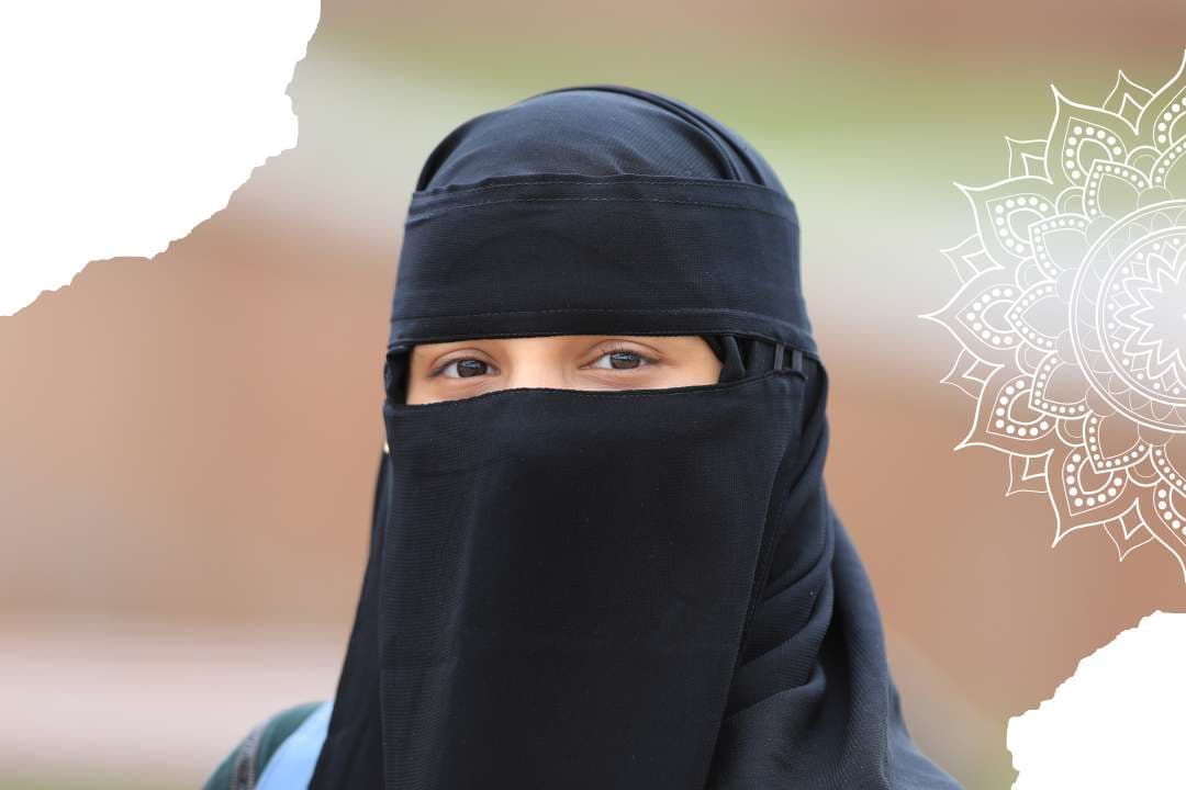 Female Quran teacher conducting online class